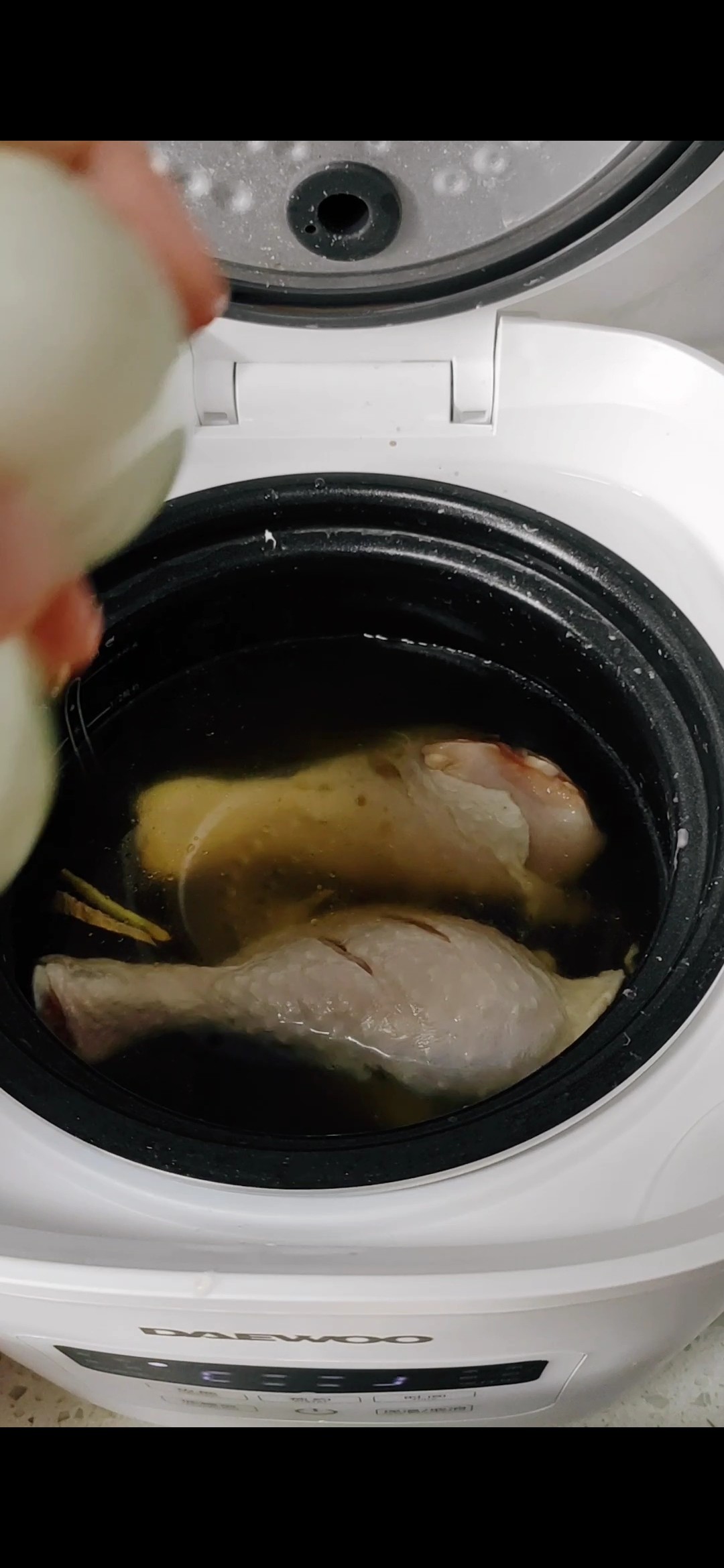 電飯煲雞腿的做法-家常味煮菜譜