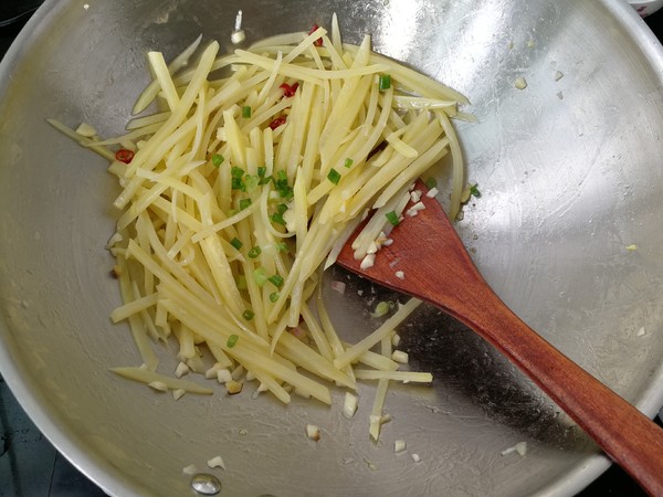 香脆醋溜土豆絲的做法-家常味炒菜譜