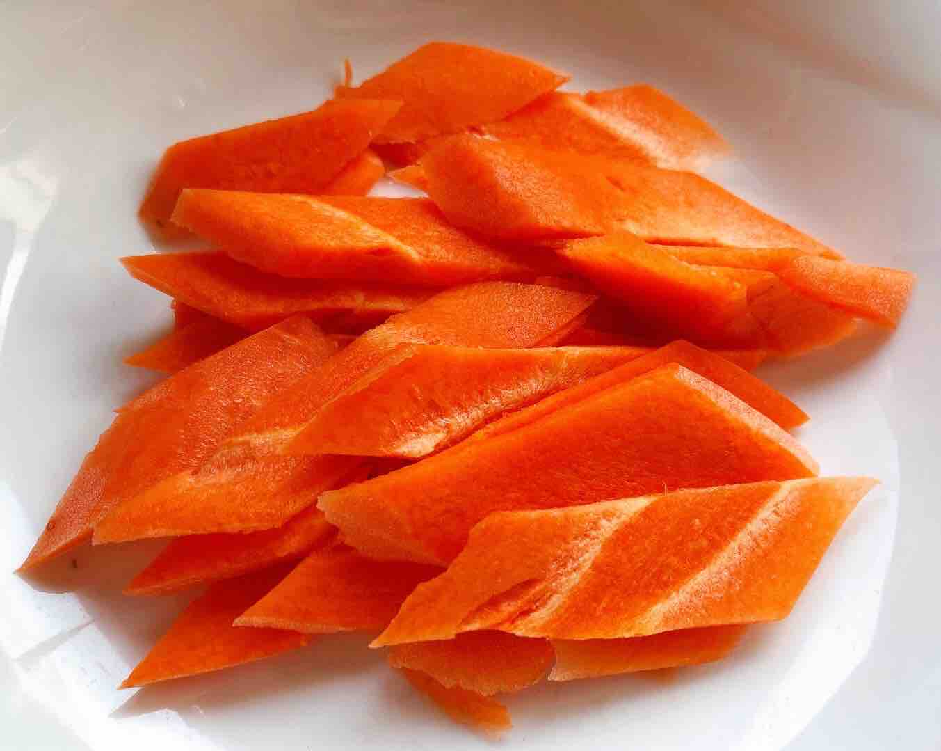 茼蒿炒雞蛋香菇胡蘿卜的做法-家常味炒菜譜