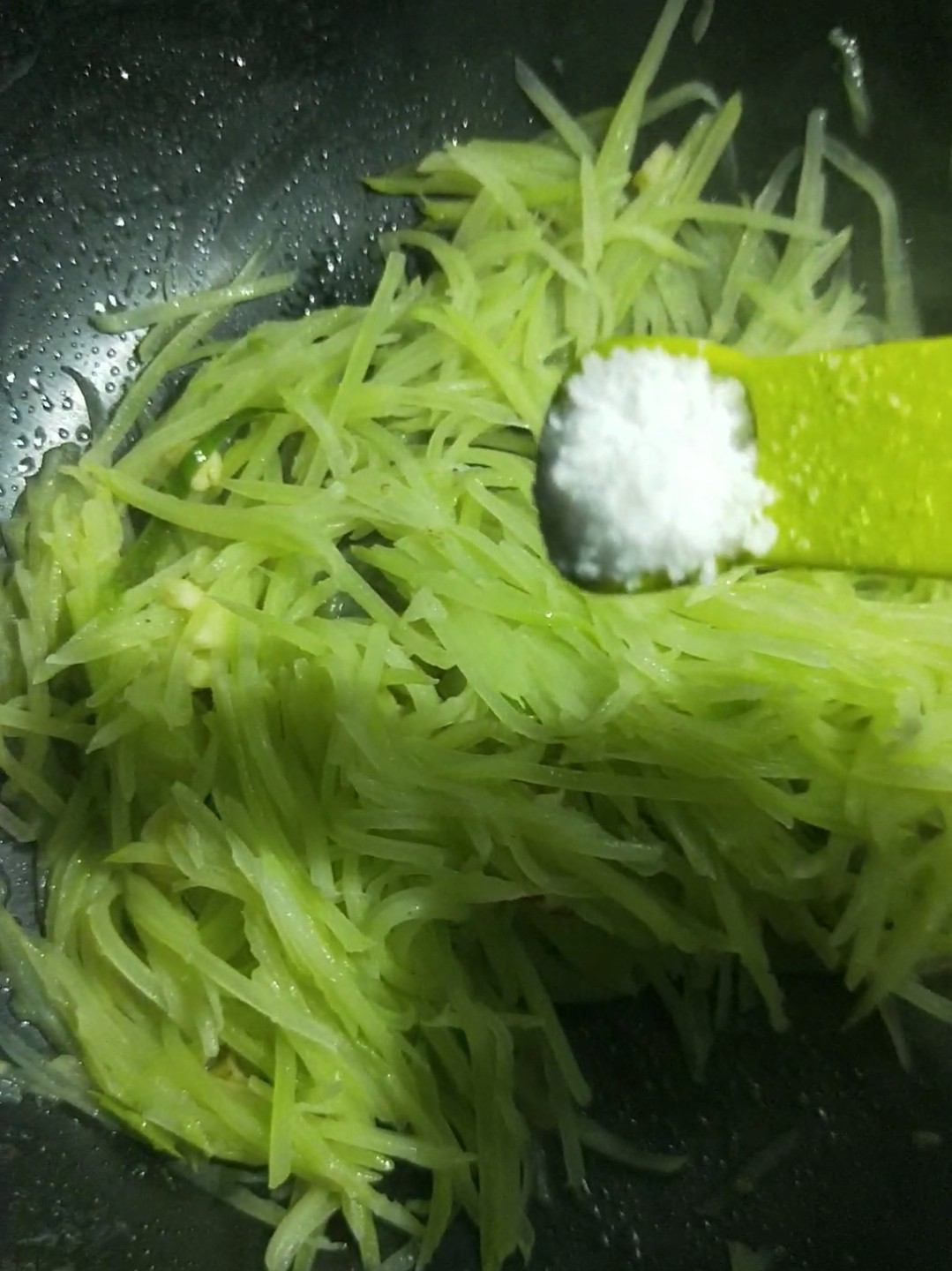 蒜香萵筍絲的做法-家常味炒菜譜