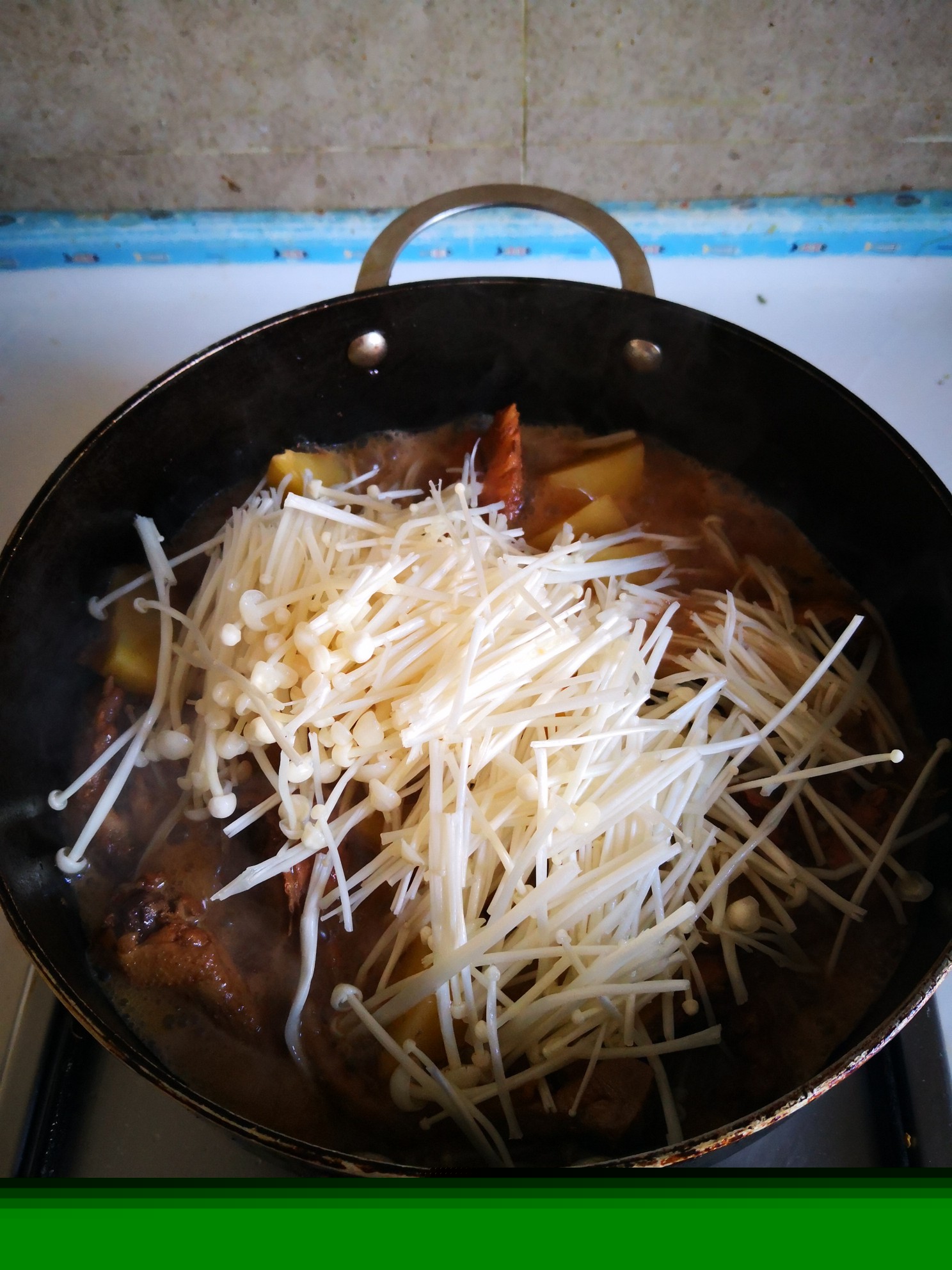 三黃雞燒土豆的做法-家常味燒菜譜