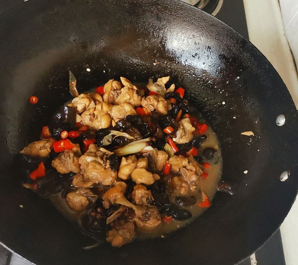 木耳炒雞的做法-咸鮮味炒菜譜