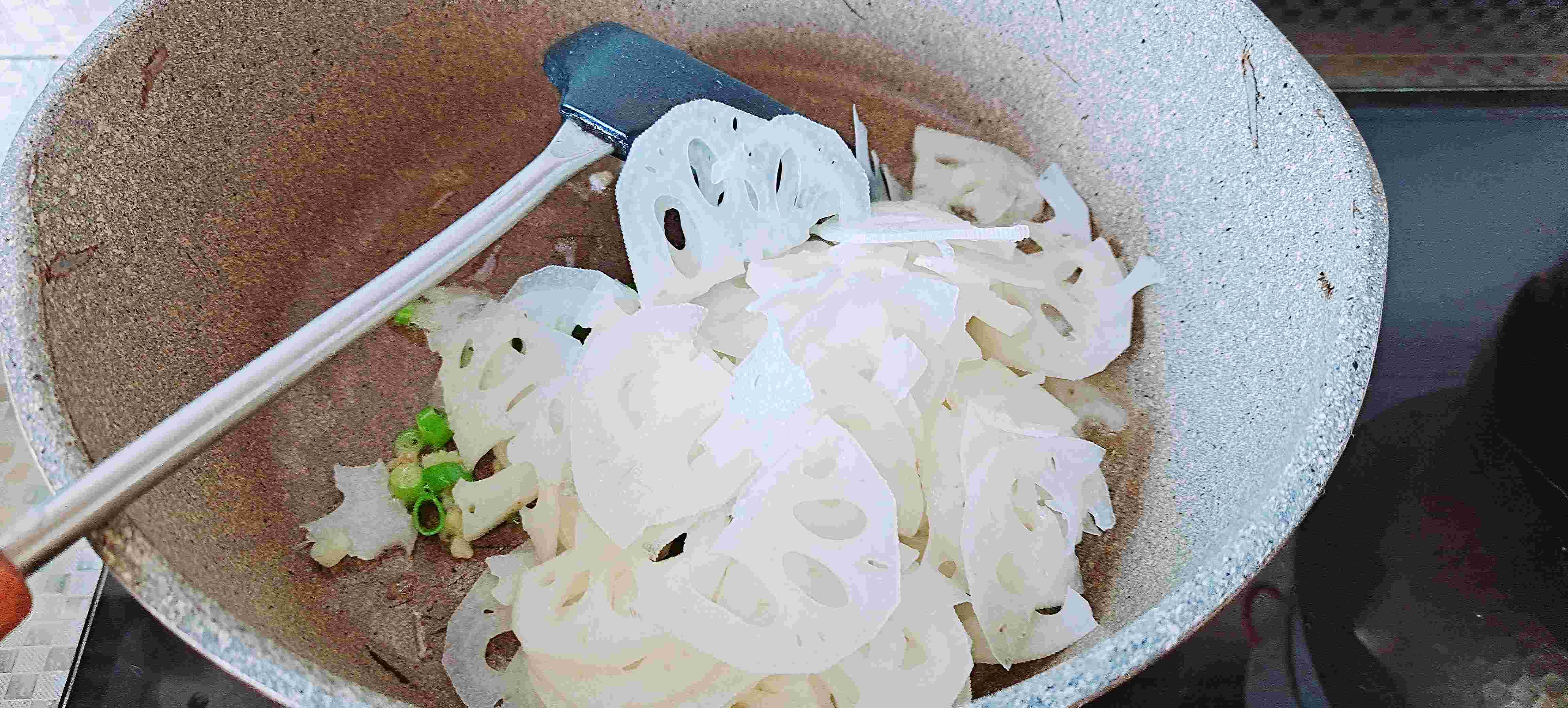 秋冬家常菜…家常小炒藕片的做法-酸辣味炒菜譜