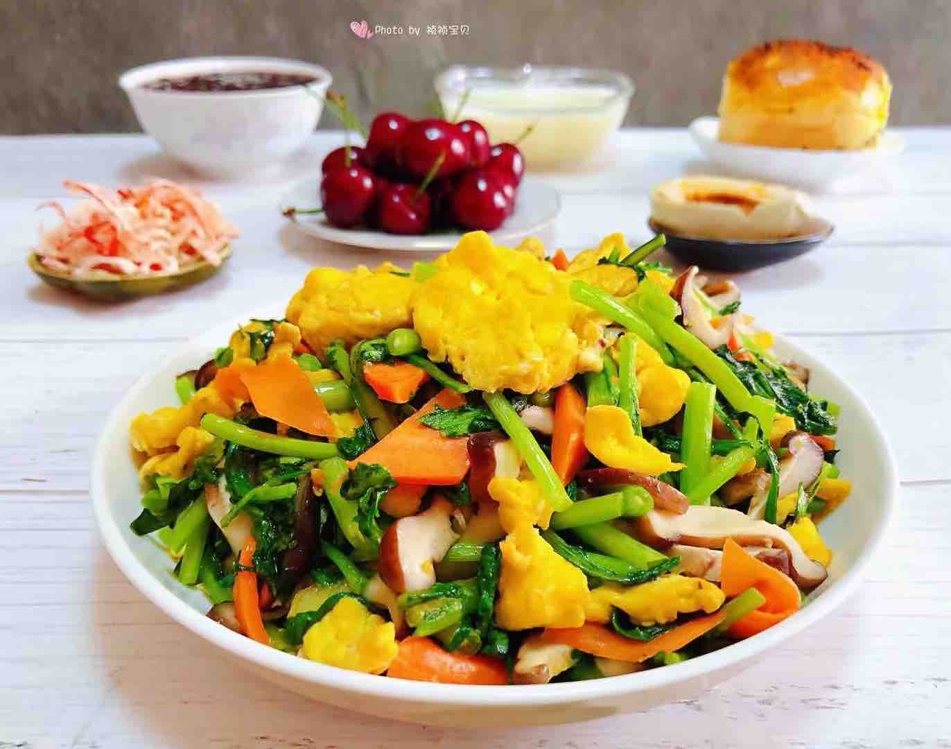 茼蒿炒雞蛋香菇胡蘿卜的做法-家常味炒菜譜