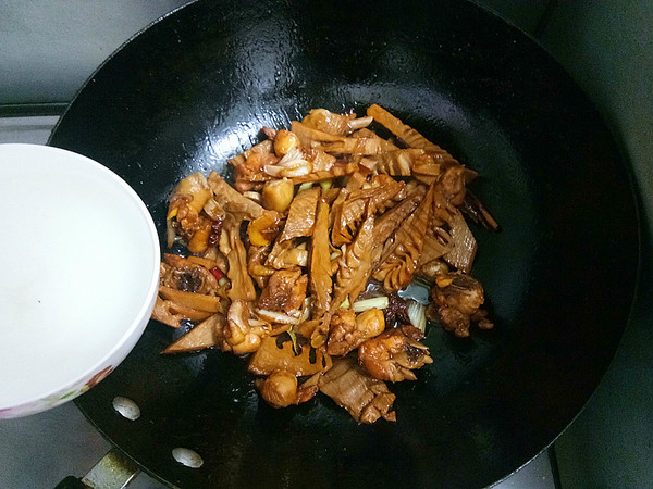 筍干燜雞塊的做法-咸鮮味燒菜譜