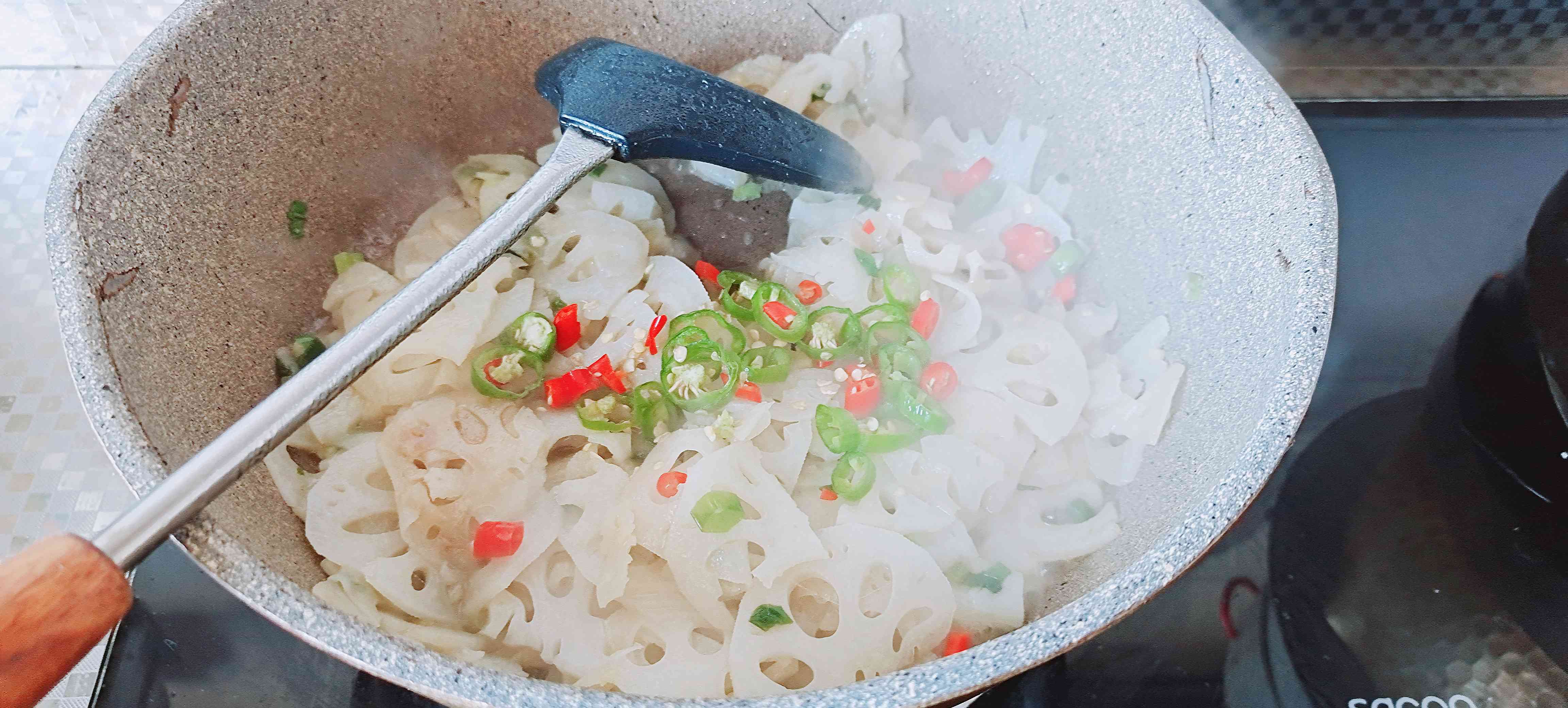 秋冬家常菜…家常小炒藕片的做法-酸辣味炒菜譜