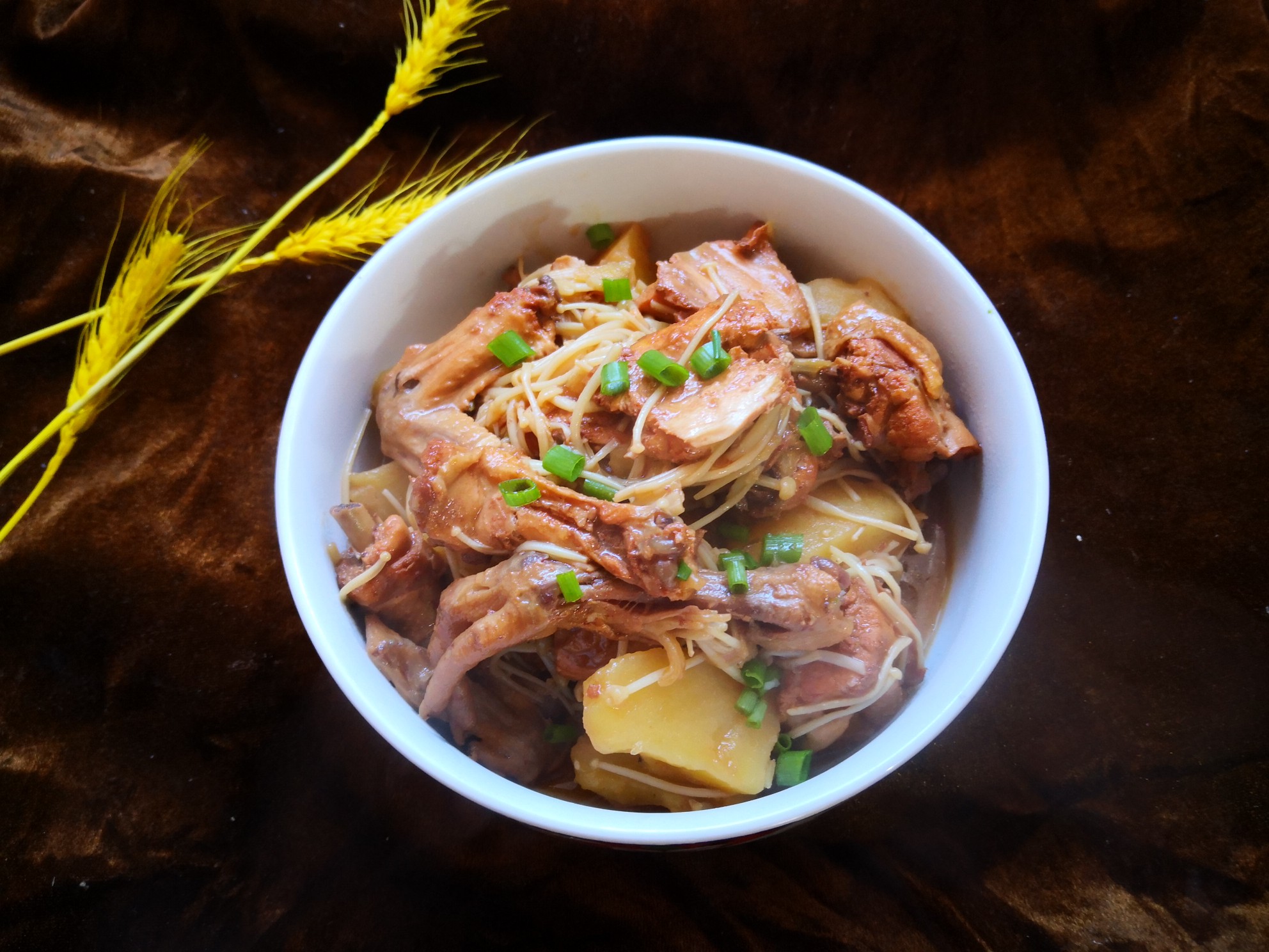 三黃雞燒土豆的做法-家常味燒菜譜