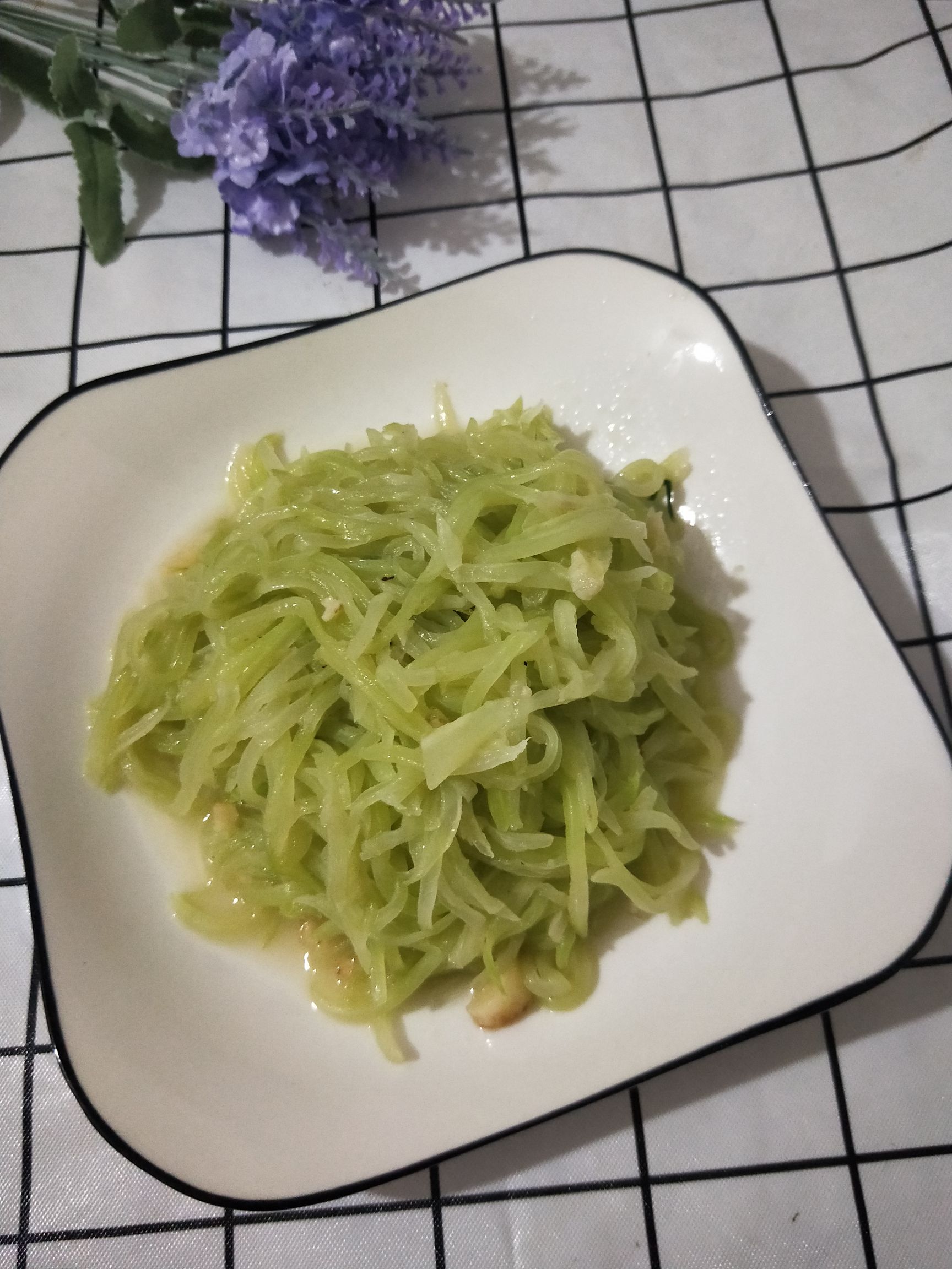 蒜香萵筍絲的做法-家常味炒菜譜