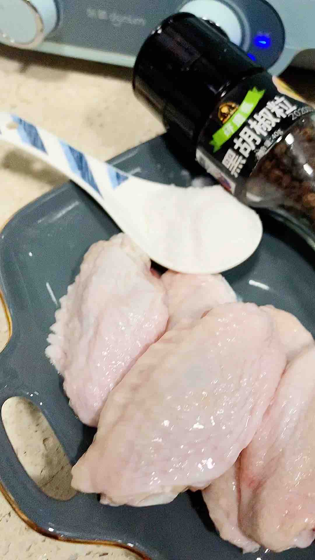 干煎翅中的做法-黑椒味煎菜譜