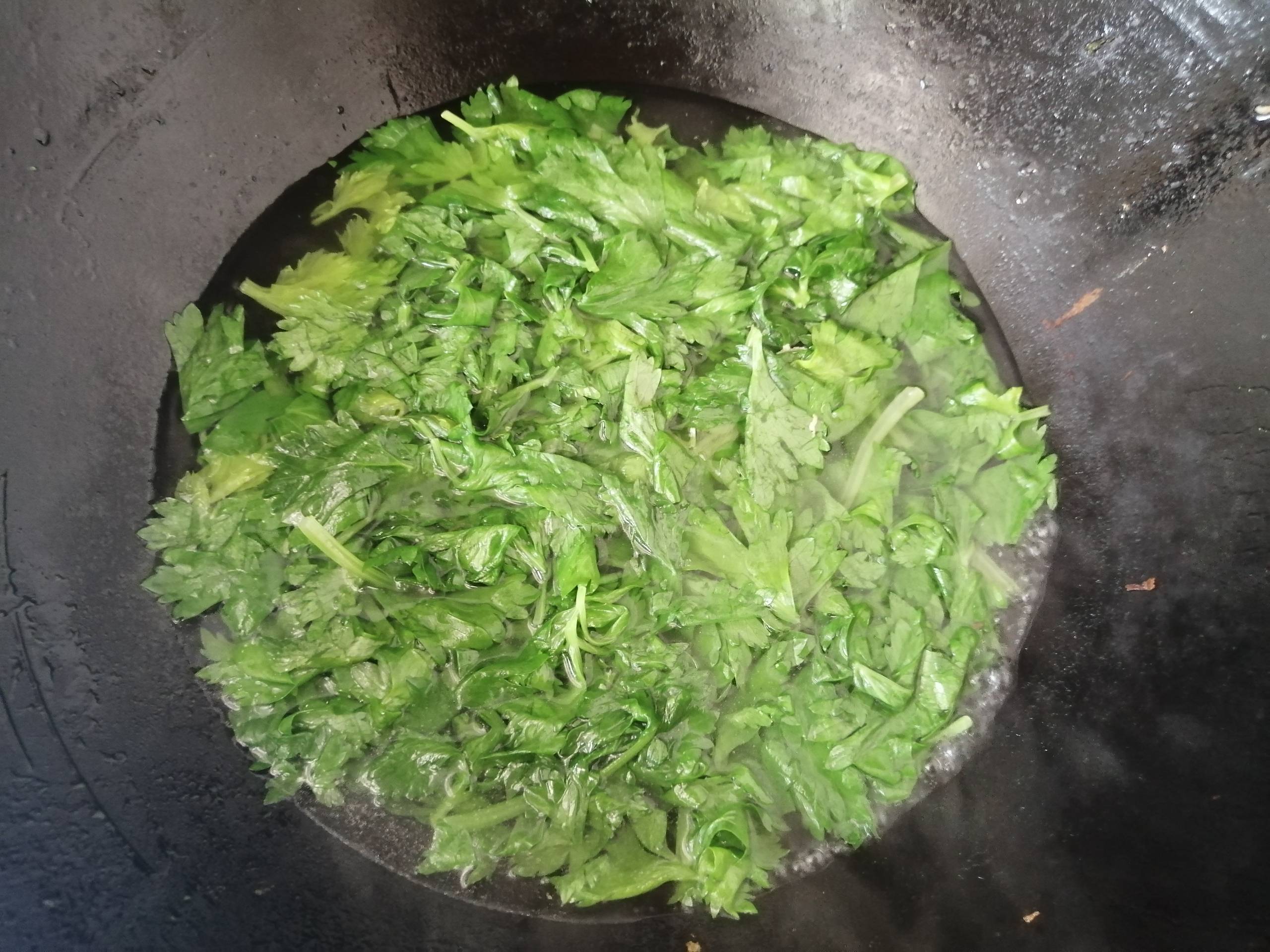 芹菜葉不要丟棄加它變身美味湯的做法-家常味煮菜譜