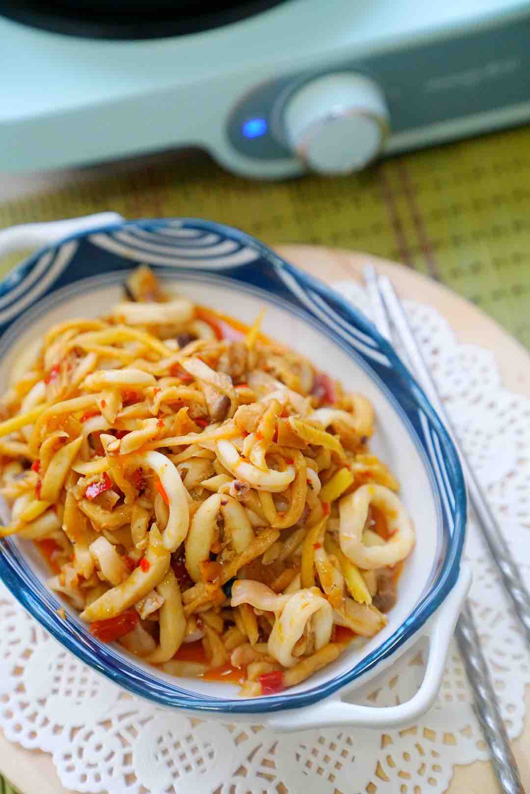 菇絲魷魚圈的做法-香辣味炒菜譜