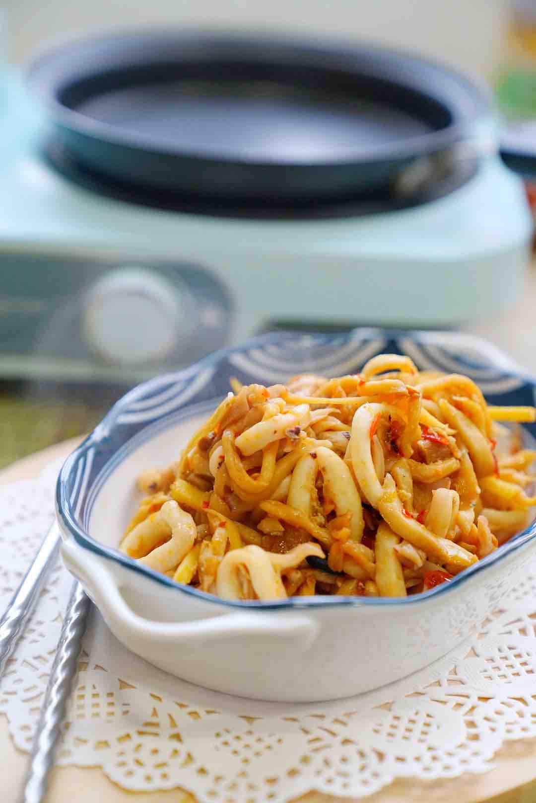 菇絲魷魚圈的做法-香辣味炒菜譜