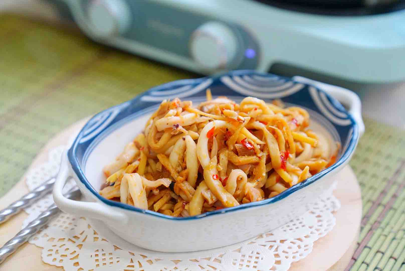 菇絲魷魚圈的做法-香辣味炒菜譜