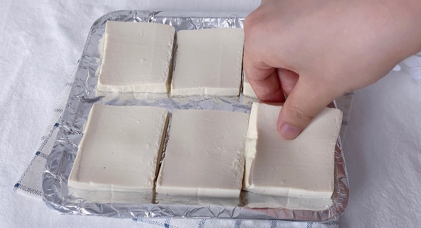 2塊錢的豆腐這么做，比肉還下飯的做法-醬香味烤菜譜