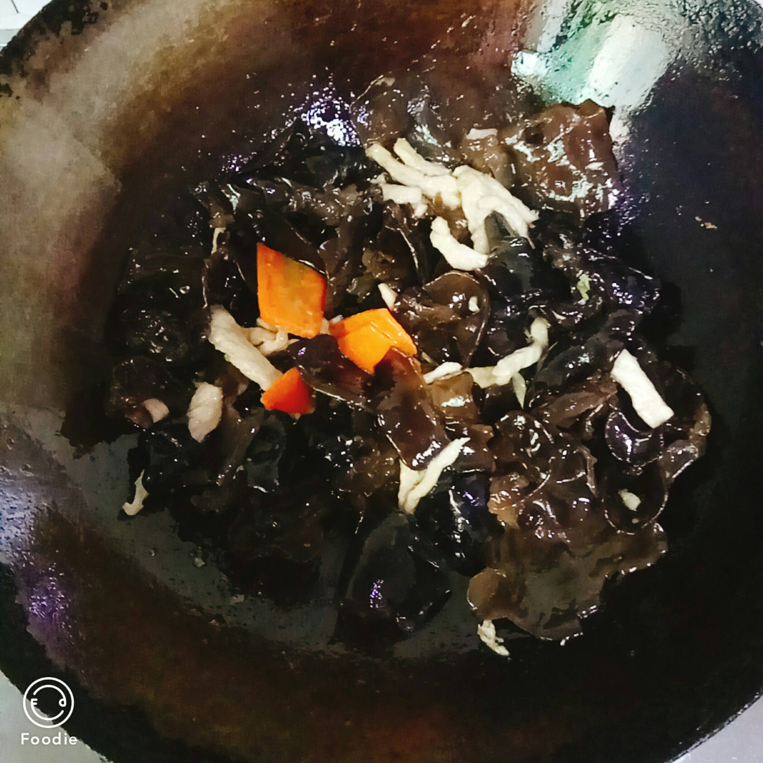 木耳炒肉的做法-家常味炒菜譜