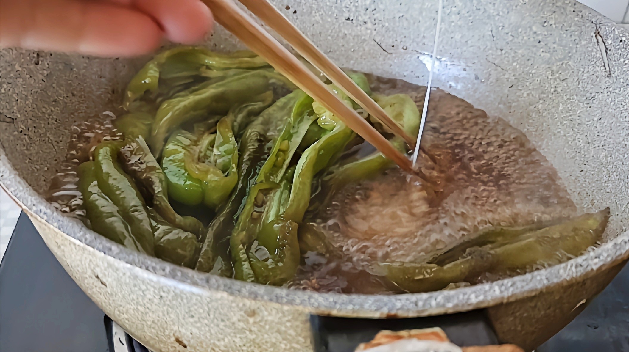 媽媽味道下飯神器…糖醋青椒的做法-酸甜味燒菜譜