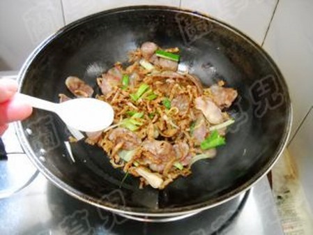 苦瓜干炒臘腸的做法-家常味炒菜譜