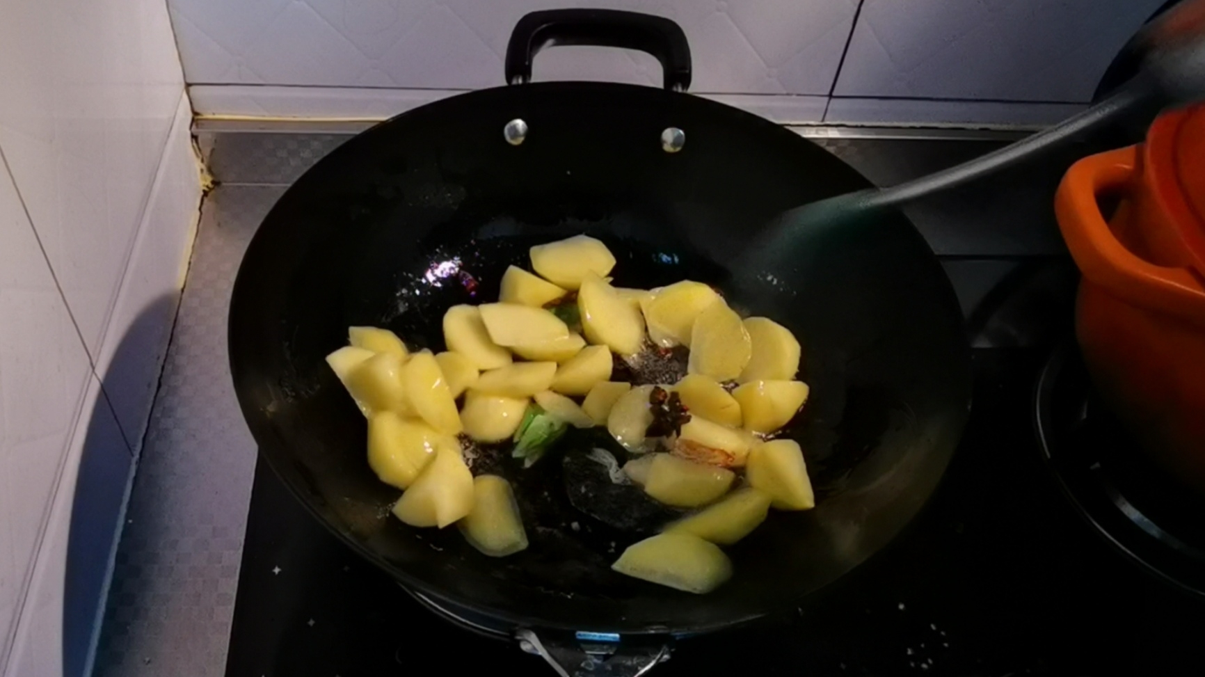 東北人最愛的小雞燉蘑菇土豆的做法-家常味燉菜譜-易網健康養(yǎng)生網 東北人最愛的小雞燉蘑菇土豆的做法-家常味燉菜譜