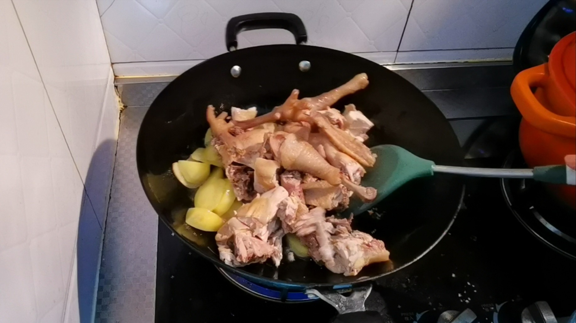 東北人最愛的小雞燉蘑菇土豆的做法-家常味燉菜譜-易網健康養(yǎng)生網 東北人最愛的小雞燉蘑菇土豆的做法-家常味燉菜譜