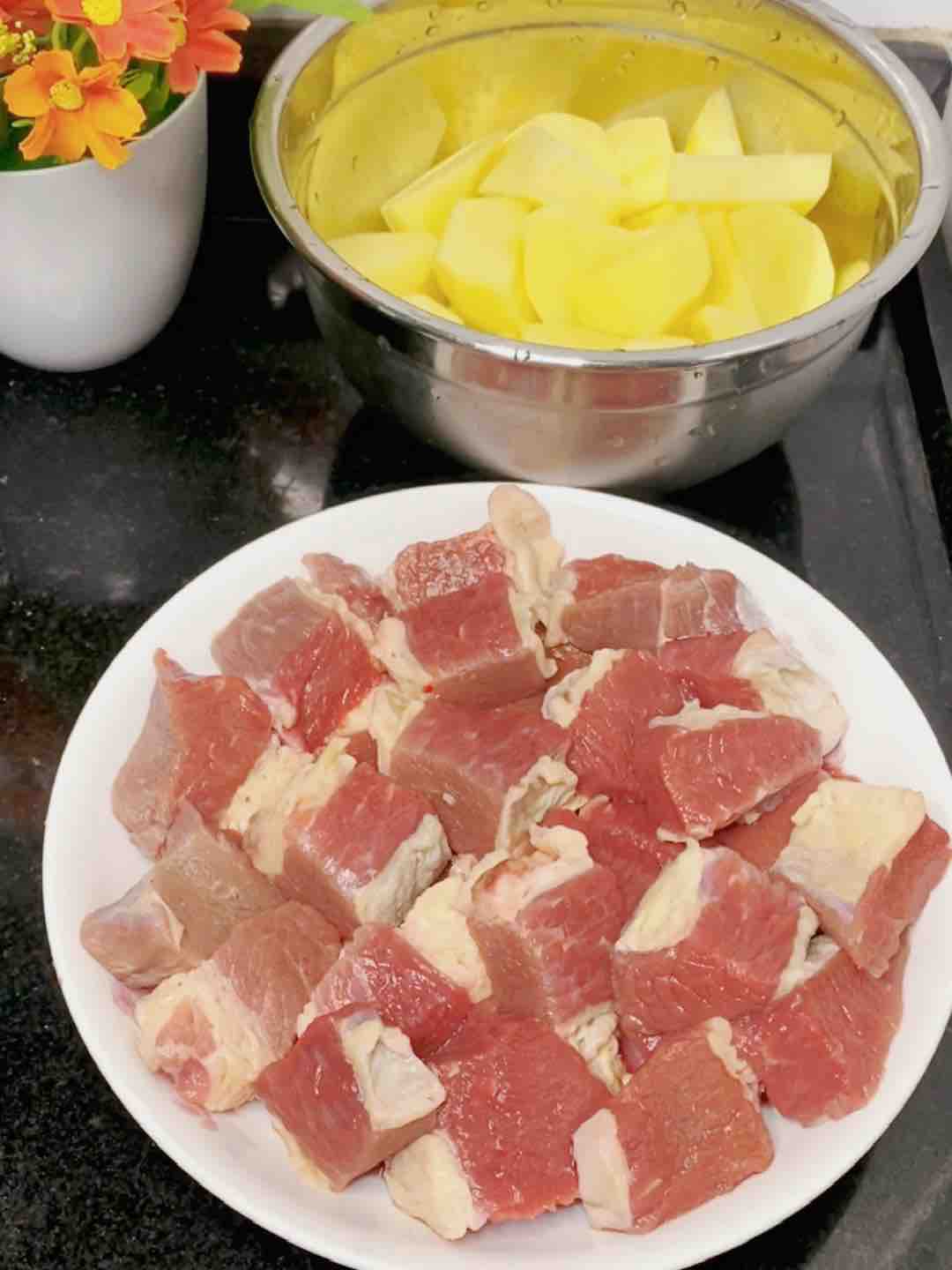 爆香紅燒牛肉燜土豆,這樣煮??一鍋都不夠的做法-家常味醬菜譜-易網(wǎng)<a href=http://www.jsjjzhkt.cn/ target=_blank class=infotextkey>健康養(yǎng)生</a>網(wǎng) 爆香紅燒牛肉燜土豆,這樣煮??一鍋都不夠的做法-家常味醬菜譜