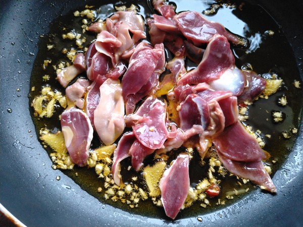 韭黃炒鴨胗的做法-香辣味炒菜譜-易網(wǎng)健康養(yǎng)生網(wǎng) 韭黃炒鴨胗的做法-香辣味炒菜譜