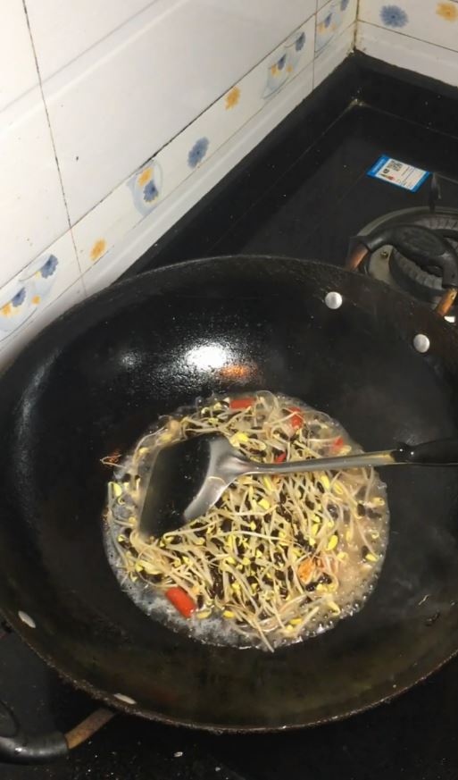 超下飯的素炒黑豆芽的做法-香辣味炒菜譜
