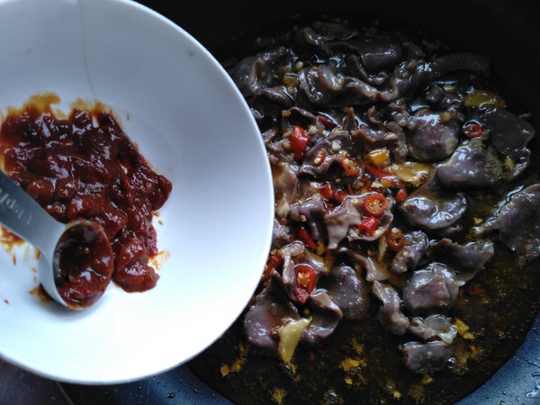 韭黃炒鴨胗的做法-香辣味炒菜譜-易網(wǎng)健康養(yǎng)生網(wǎng) 韭黃炒鴨胗的做法-香辣味炒菜譜