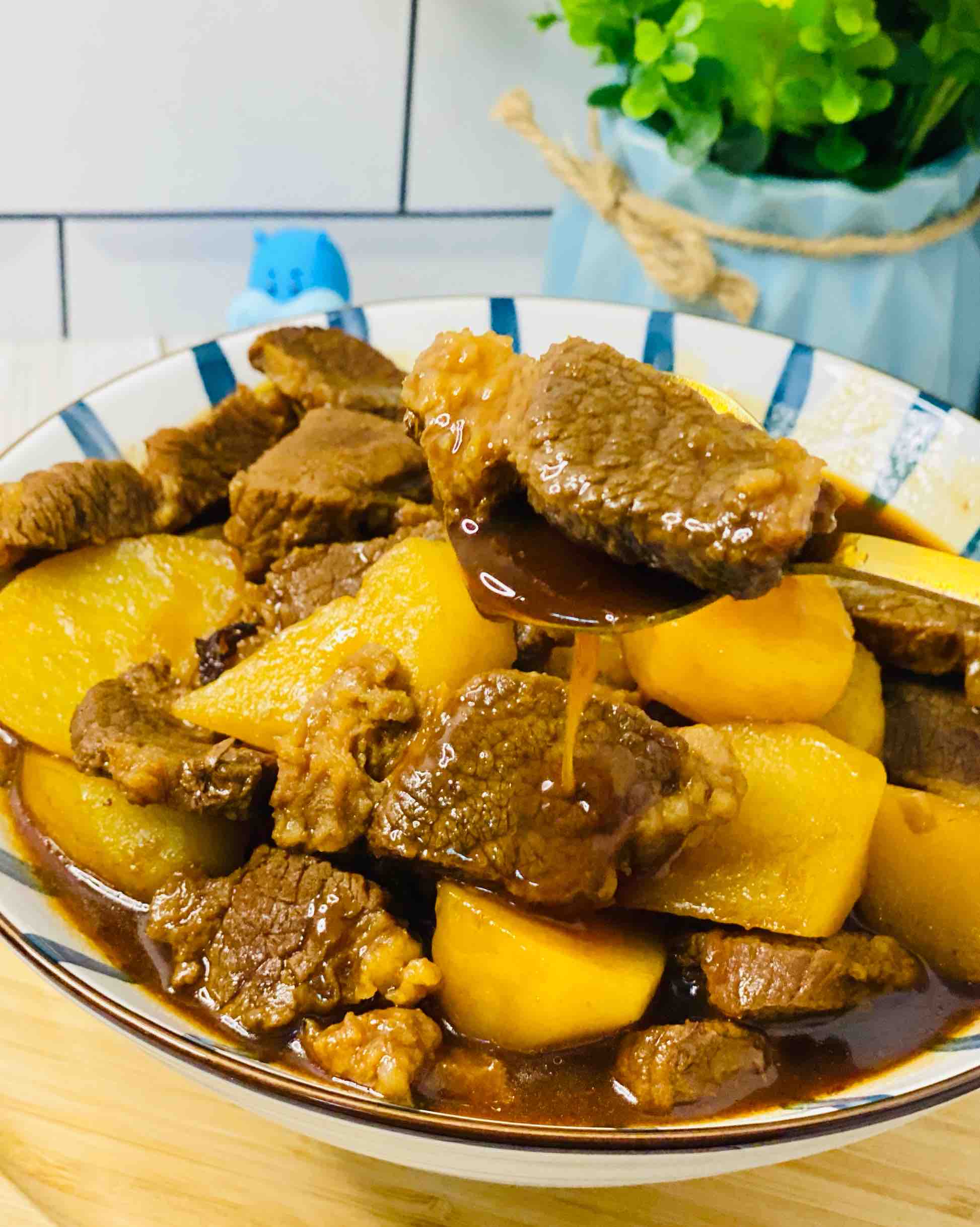 爆香紅燒牛肉燜土豆,這樣煮??一鍋都不夠的做法-家常味醬菜譜-易網(wǎng)健康養(yǎng)生網(wǎng) 爆香紅燒牛肉燜土豆,這樣煮??一鍋都不夠的做法-家常味醬菜譜