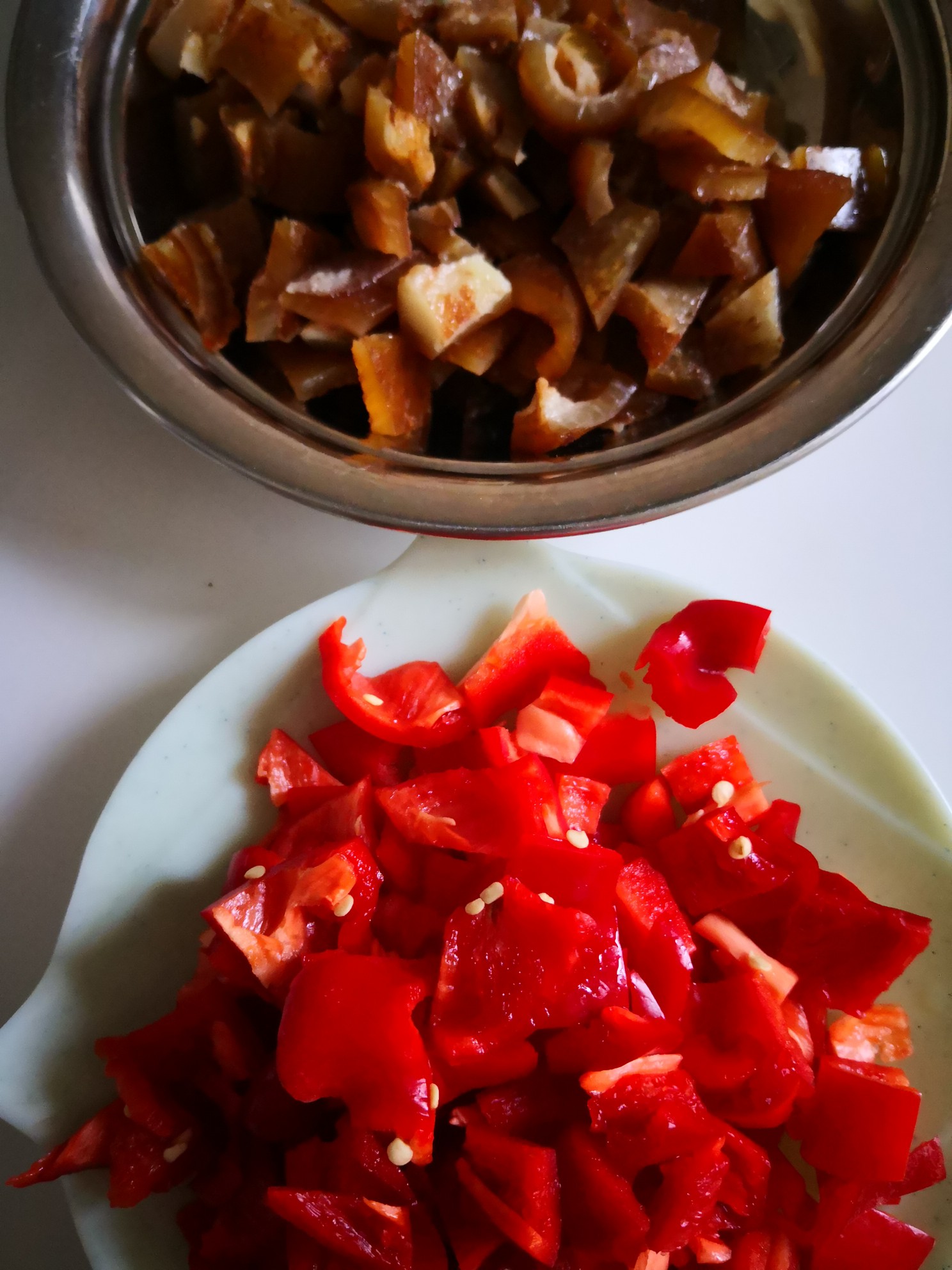 紅椒肉皮醬黃豆的做法-家常味炒菜譜