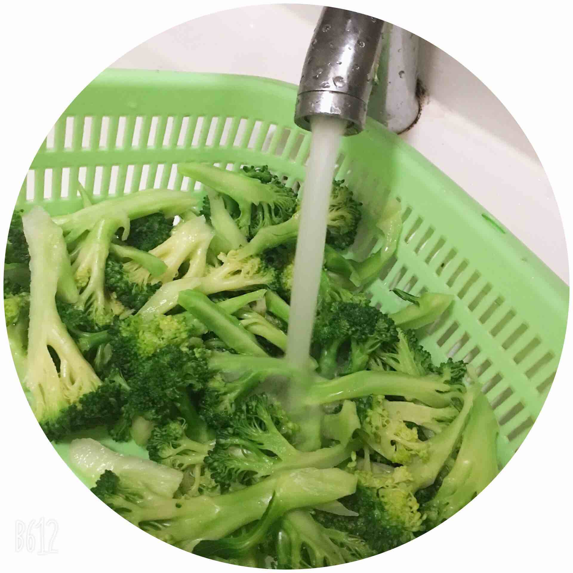 素炒西蘭花的做法-家常味炒菜譜-易網(wǎng)健康養(yǎng)生網(wǎng) 素炒西蘭花的做法-家常味炒菜譜