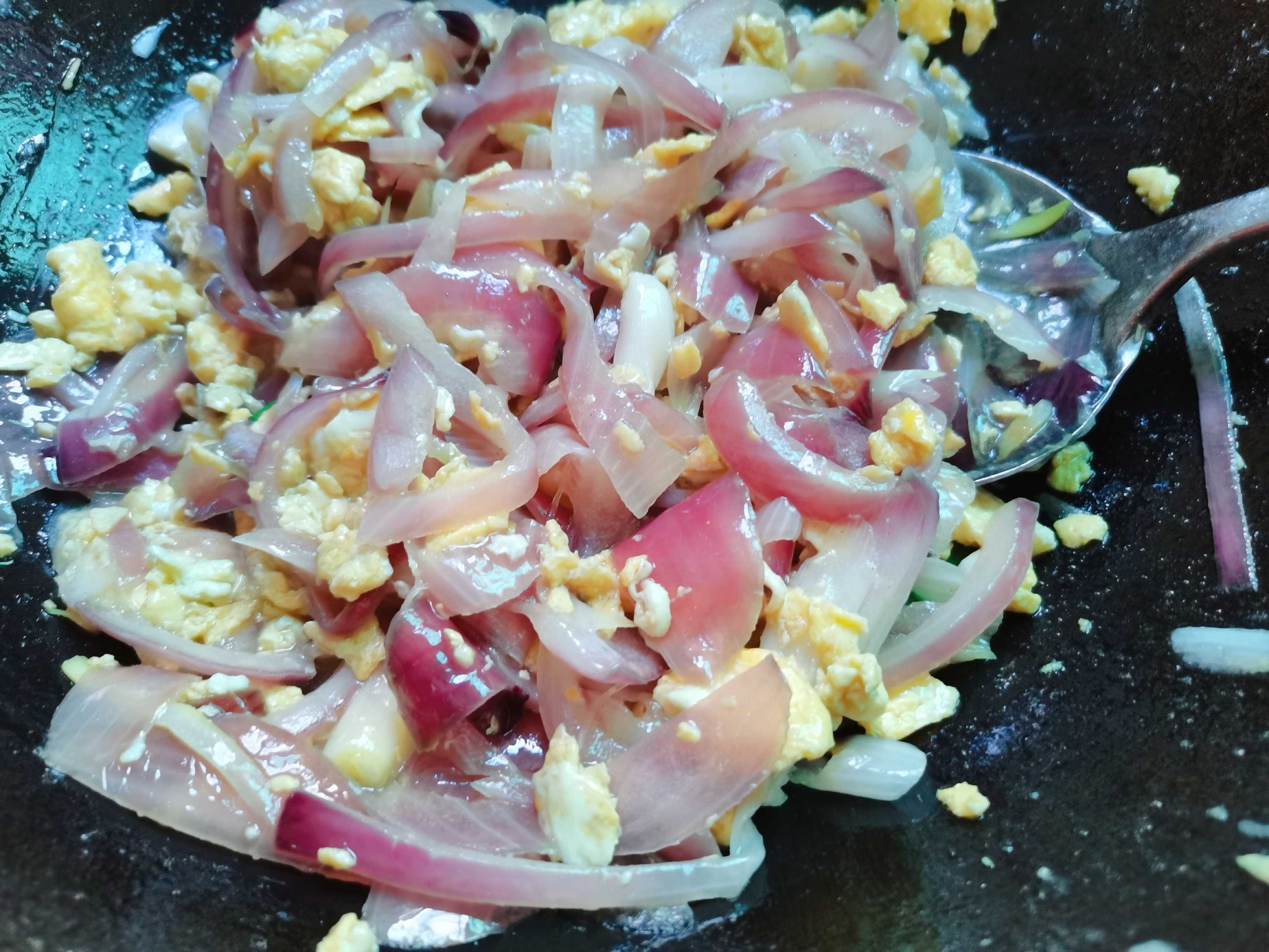 洋蔥炒蛋的做法-家常味炒菜譜