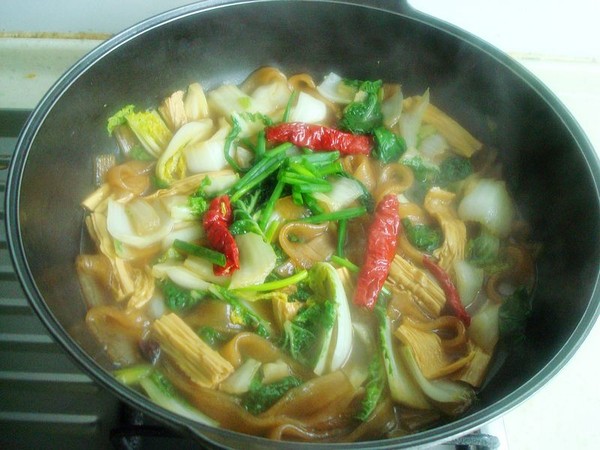 黑白菜寬粉燉腐竹的做法-咸鮮味燉菜譜-易網健康養生網 黑白菜寬粉燉腐竹的做法-咸鮮味燉菜譜