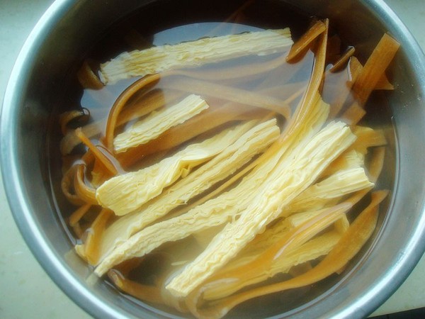 黑白菜寬粉燉腐竹的做法-咸鮮味燉菜譜-易網健康養生網 黑白菜寬粉燉腐竹的做法-咸鮮味燉菜譜