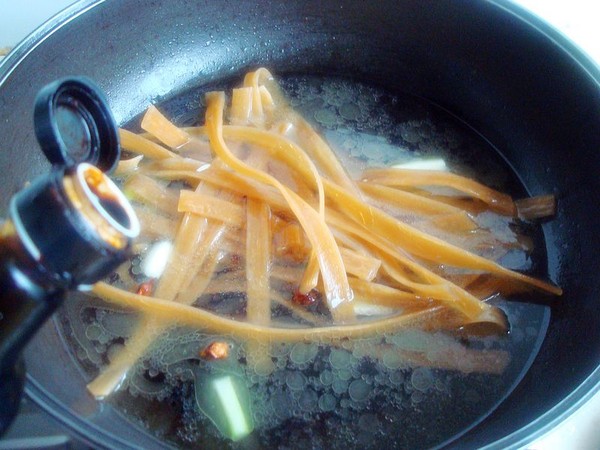 黑白菜寬粉燉腐竹的做法-咸鮮味燉菜譜-易網健康養生網 黑白菜寬粉燉腐竹的做法-咸鮮味燉菜譜