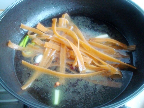 黑白菜寬粉燉腐竹的做法-咸鮮味燉菜譜-易網健康養生網 黑白菜寬粉燉腐竹的做法-咸鮮味燉菜譜