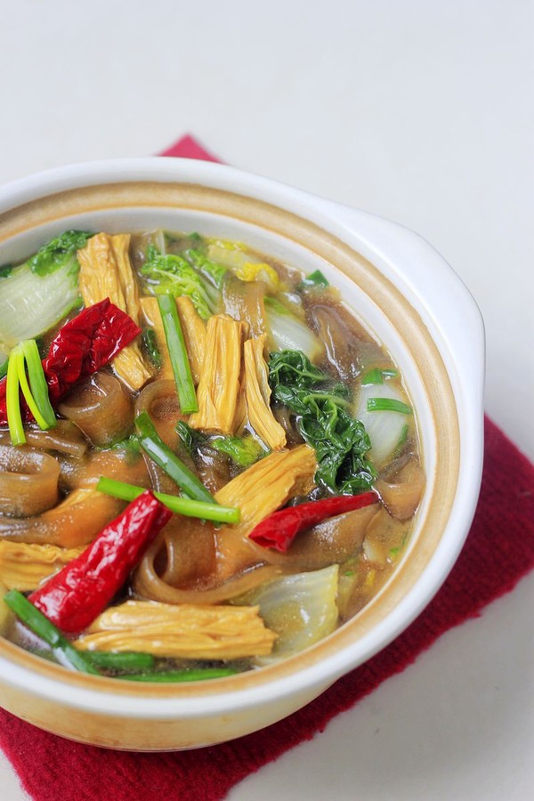 黑白菜寬粉燉腐竹的做法-咸鮮味燉菜譜-易網健康養生網 黑白菜寬粉燉腐竹的做法-咸鮮味燉菜譜