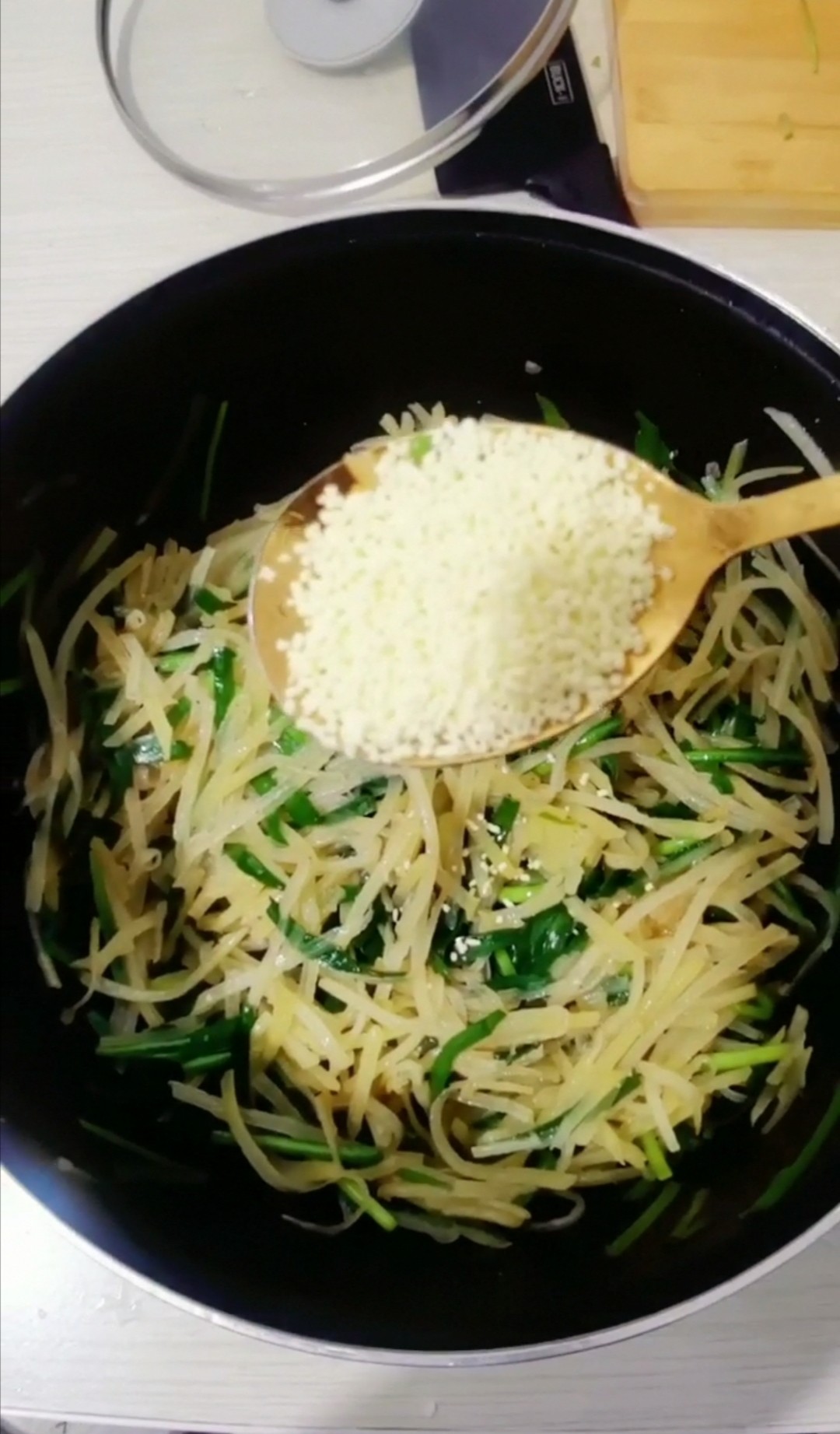 韭菜炒土豆絲的做法-咸鮮味炒菜譜-易網(wǎng)健康養(yǎng)生網(wǎng) 韭菜炒土豆絲的做法-咸鮮味炒菜譜