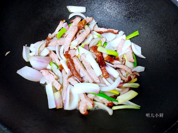 洋蔥炒臘肉的做法-家常味炒菜譜