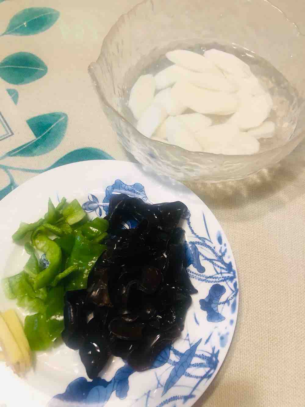 火腿山藥木耳的做法-家常味炒菜譜-易網<a href=http://www.jsjjzhkt.cn/ target=_blank class=infotextkey>健康養生</a>網 火腿山藥木耳的做法-家常味炒菜譜