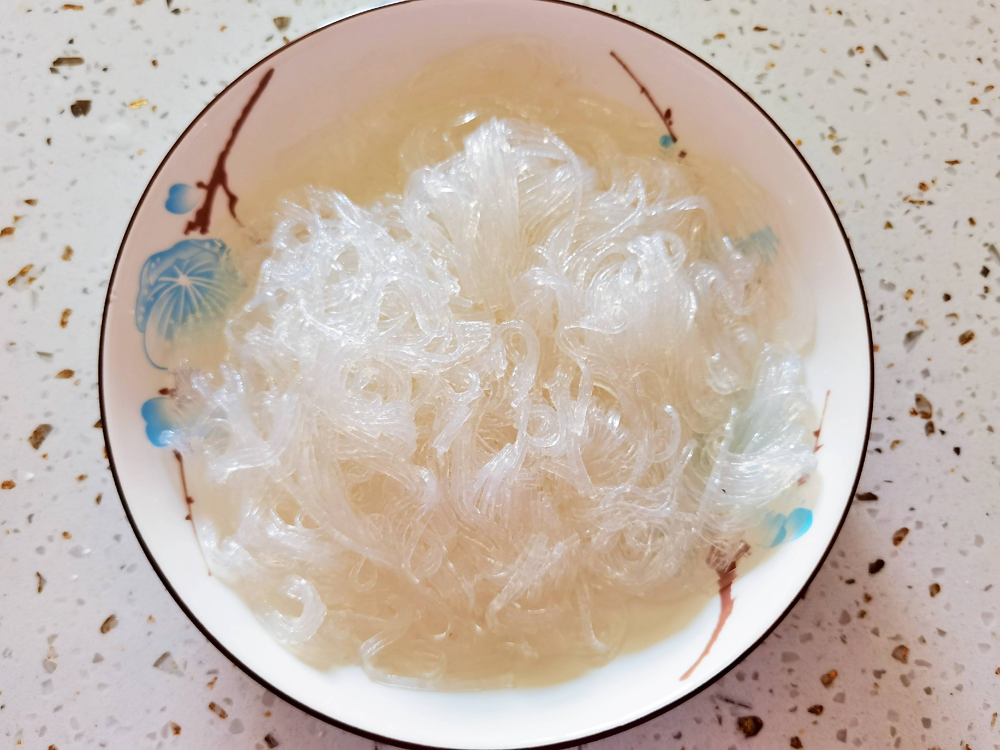 冬日暖胃家常菜－豆腐粉絲煲，葷素搭配，經濟實惠又美味的做法-咸鮮味炒菜譜