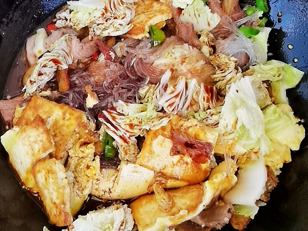 冬日暖胃家常菜－豆腐粉絲煲，葷素搭配，經濟實惠又美味的做法-咸鮮味炒菜譜