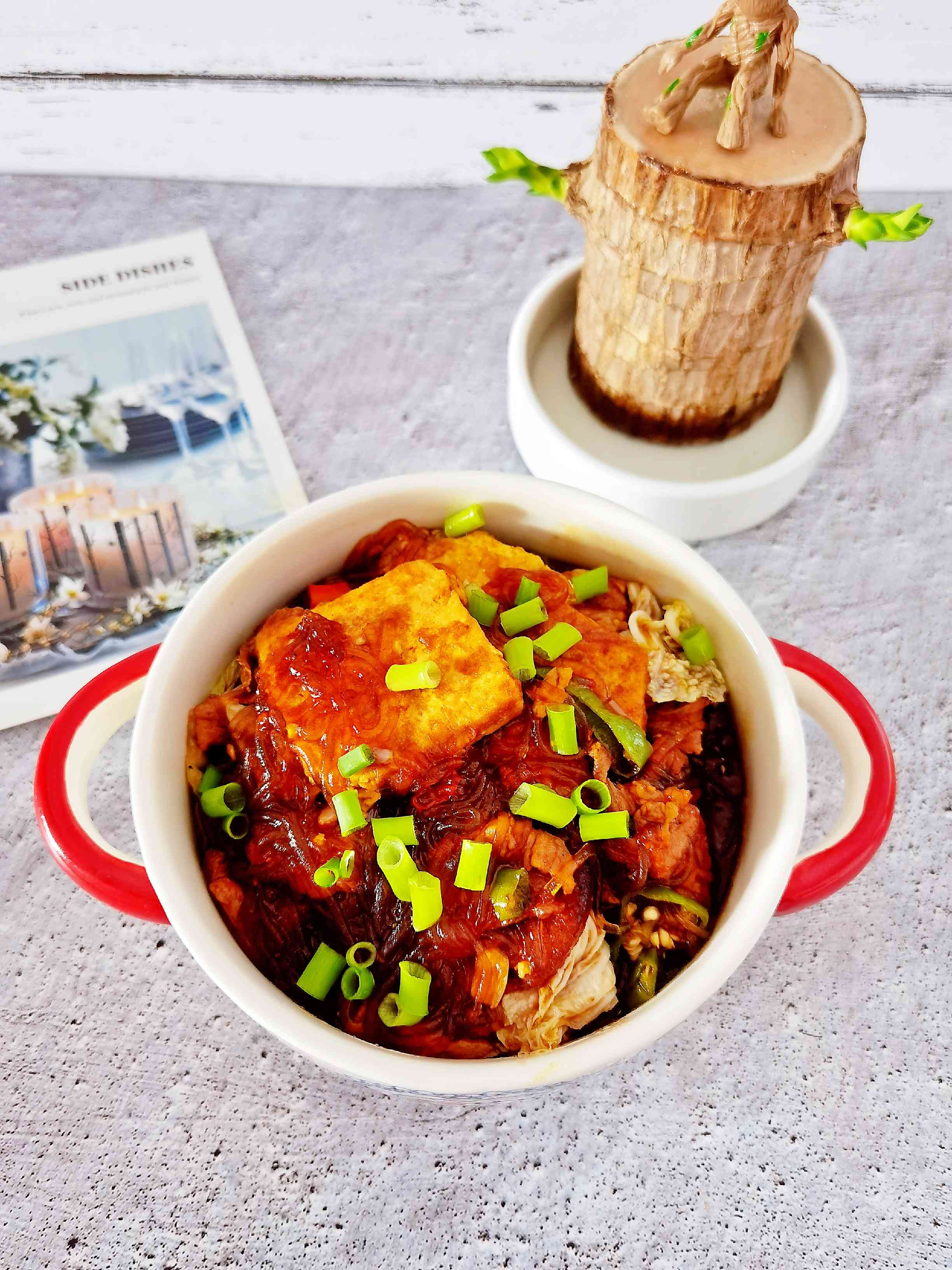 冬日暖胃家常菜－豆腐粉絲煲，葷素搭配，經濟實惠又美味的做法-咸鮮味炒菜譜