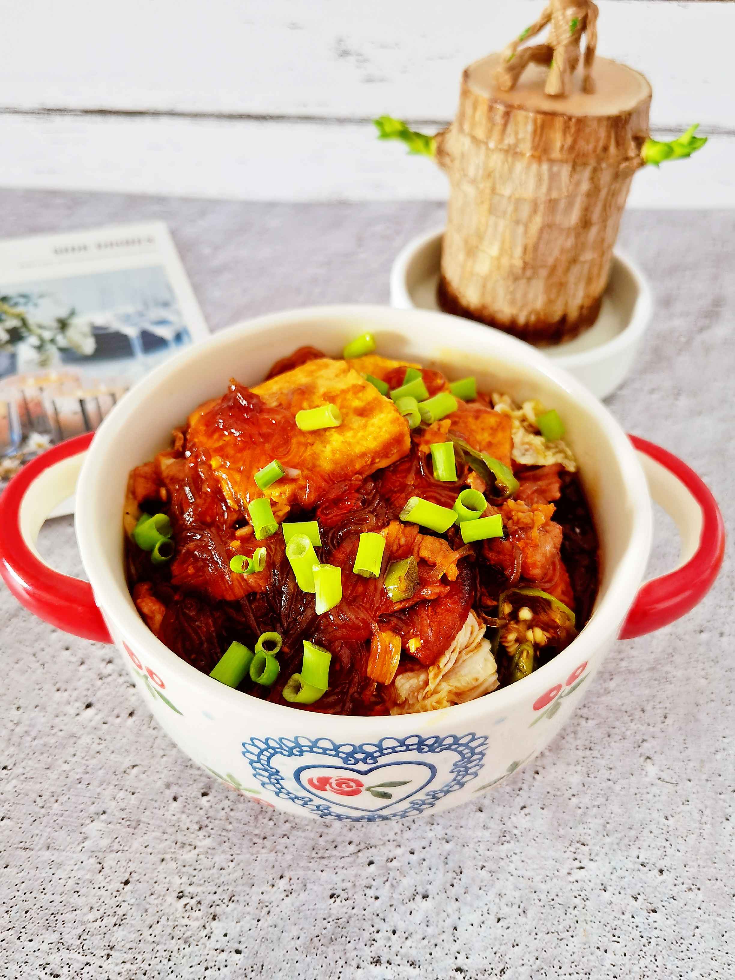 冬日暖胃家常菜－豆腐粉絲煲，葷素搭配，經濟實惠又美味的做法-咸鮮味炒菜譜