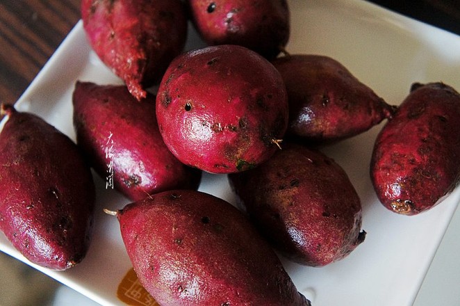 蒸紫薯的做法-甜味蒸菜譜-易網(wǎng)<a href=http://www.jsjjzhkt.cn/ target=_blank class=infotextkey>健康養(yǎng)生</a>網(wǎng) 蒸紫薯的做法-甜味蒸菜譜