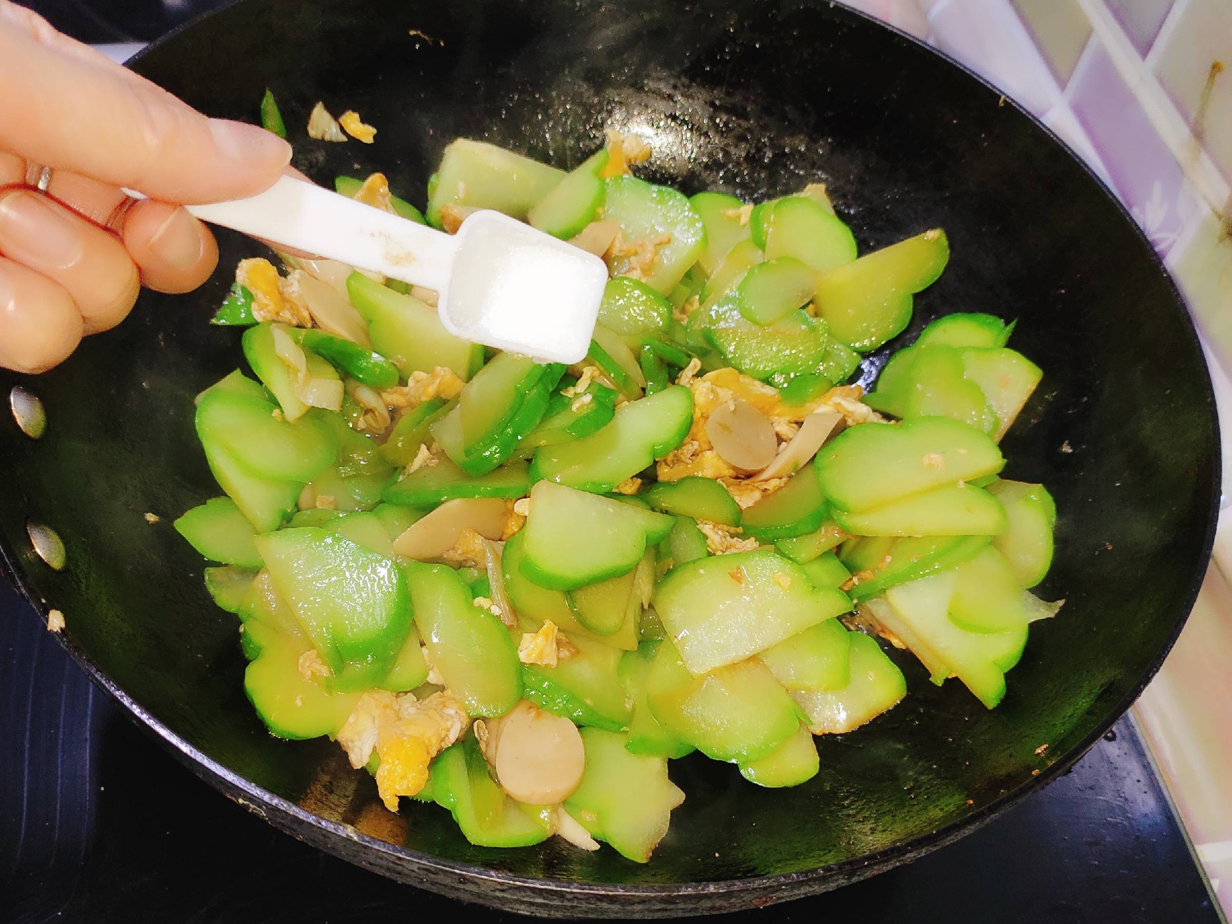 降血壓的小炒佛手瓜的做法-咸鮮味炒菜譜-易網健康養生網 降血壓的小炒佛手瓜的做法-咸鮮味炒菜譜