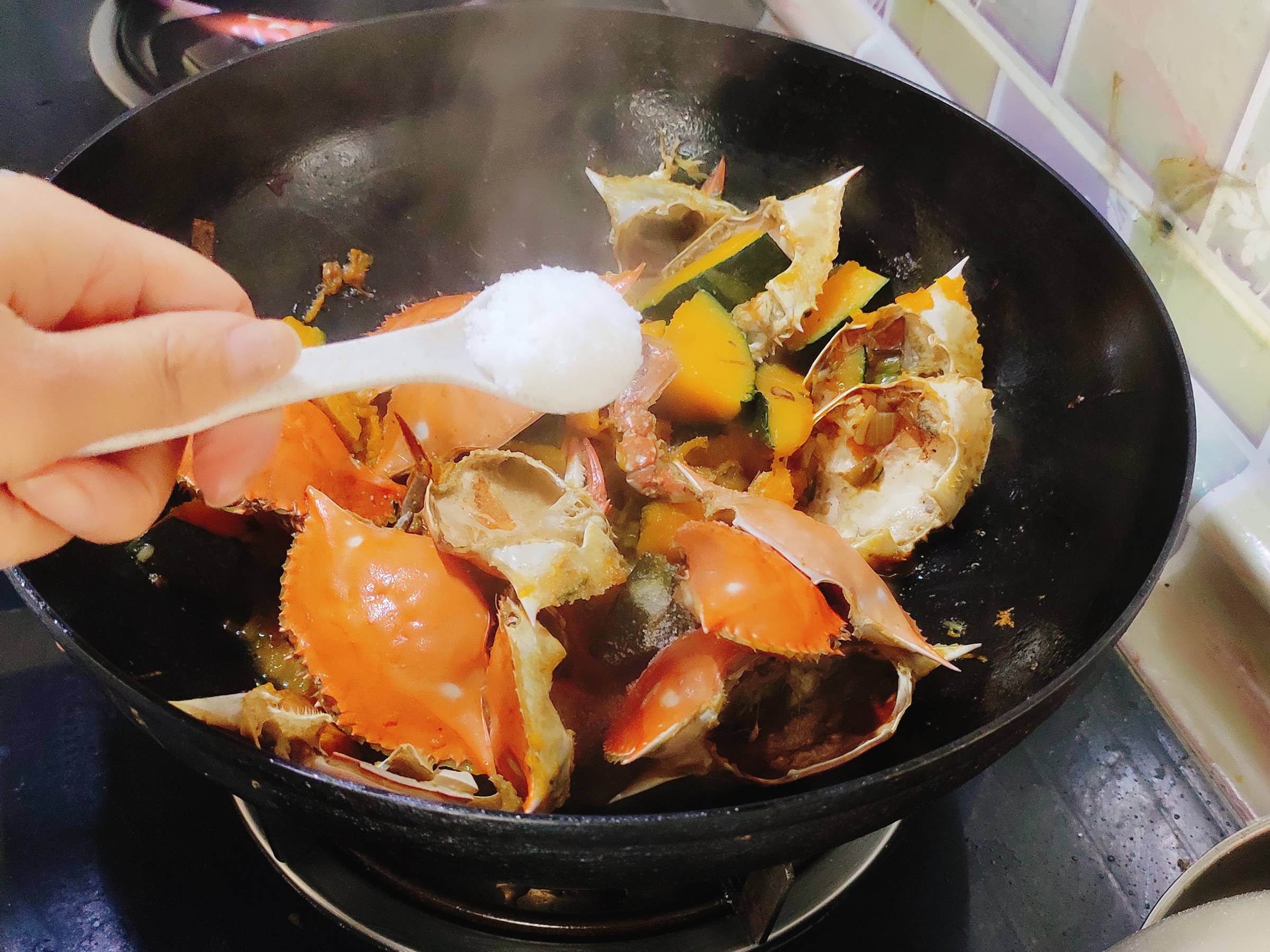 鮮味濃郁的蟹殼燉南瓜的做法-咸鮮味燉菜譜