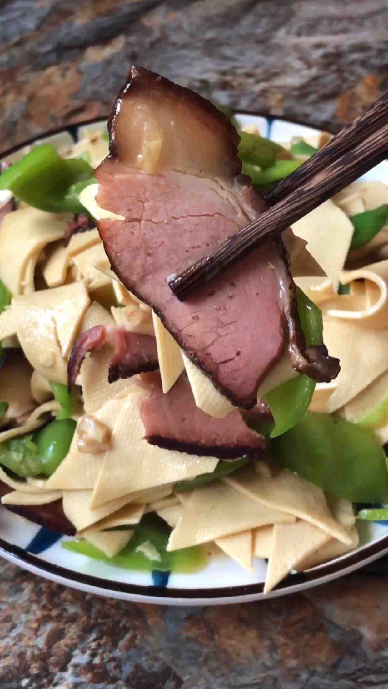 老臘肉豆皮的做法-家常味炒菜譜