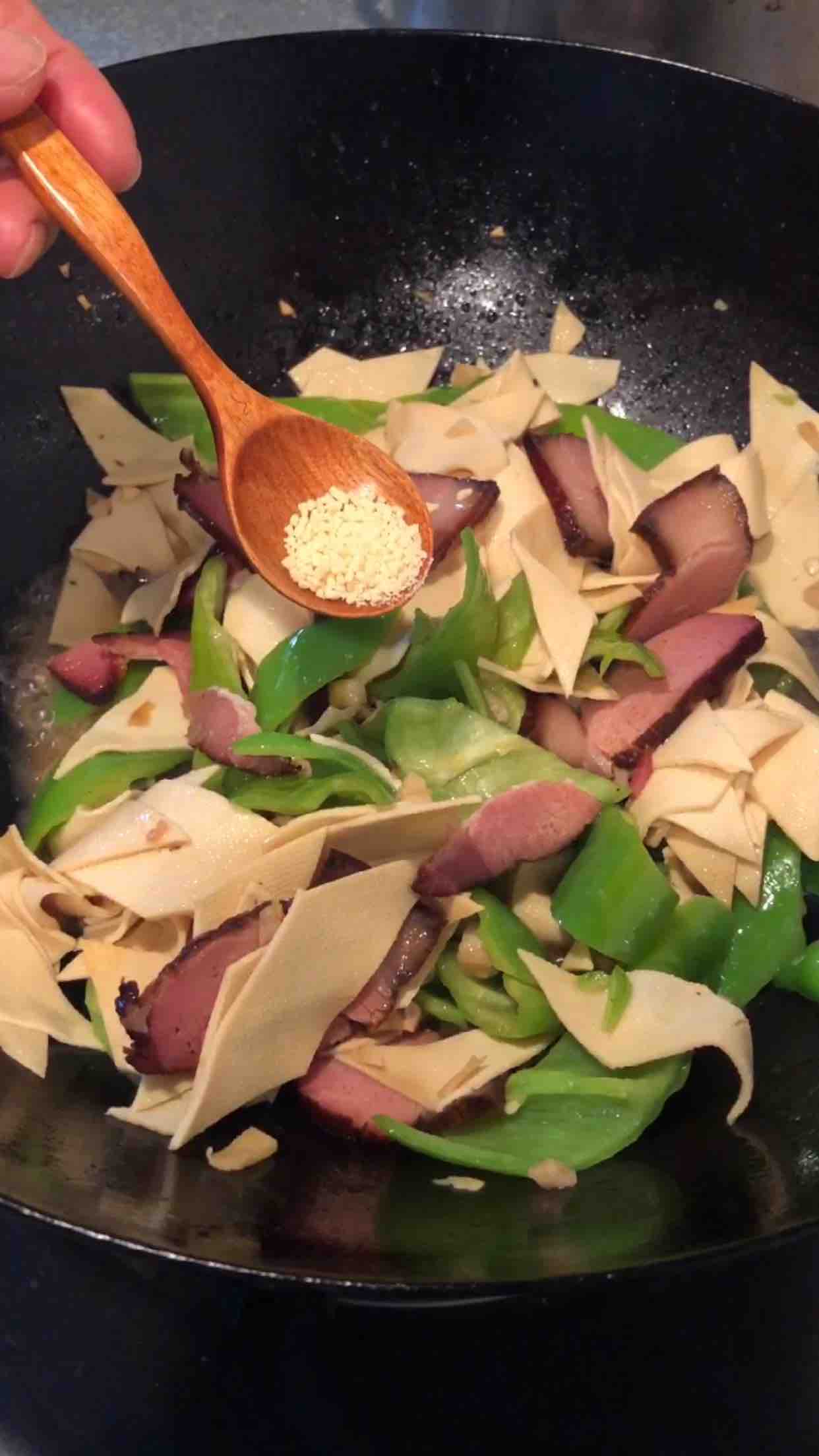 老臘肉豆皮的做法-家常味炒菜譜