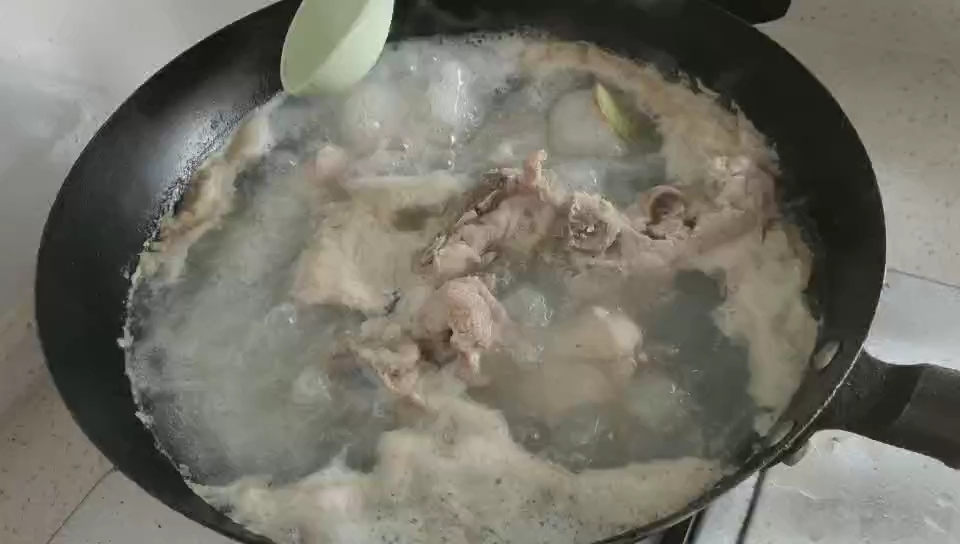 濃濃東北味的酸菜燉大骨的做法-咸鮮味煮菜譜-易網健康養生網 濃濃東北味的酸菜燉大骨的做法-咸鮮味煮菜譜