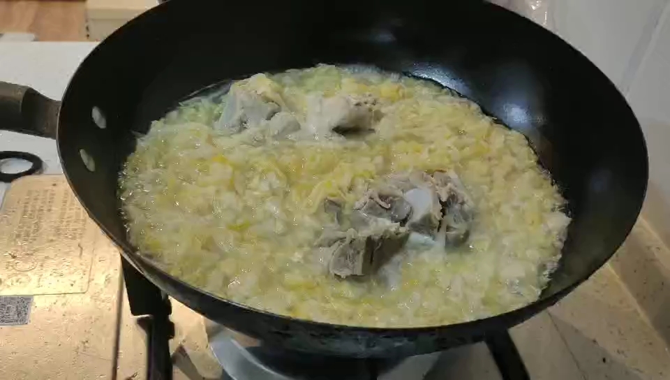 濃濃東北味的酸菜燉大骨的做法-咸鮮味煮菜譜-易網健康養生網 濃濃東北味的酸菜燉大骨的做法-咸鮮味煮菜譜